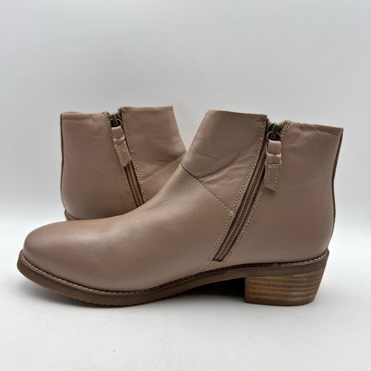 SoftWalk Womens Roselle Ankle Booties Size 8.5 NARROW Stone Tan Leather NWOB