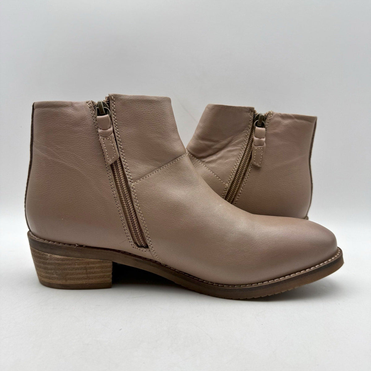 SoftWalk Womens Roselle Ankle Booties Size 8.5 NARROW Stone Tan Leather NWOB