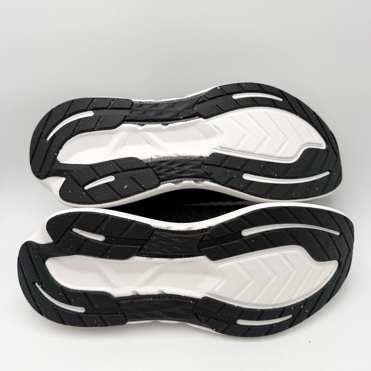 Rabbit Mens Dream Chaser Running Shoes Size 9.5 Black White Athletic NIB