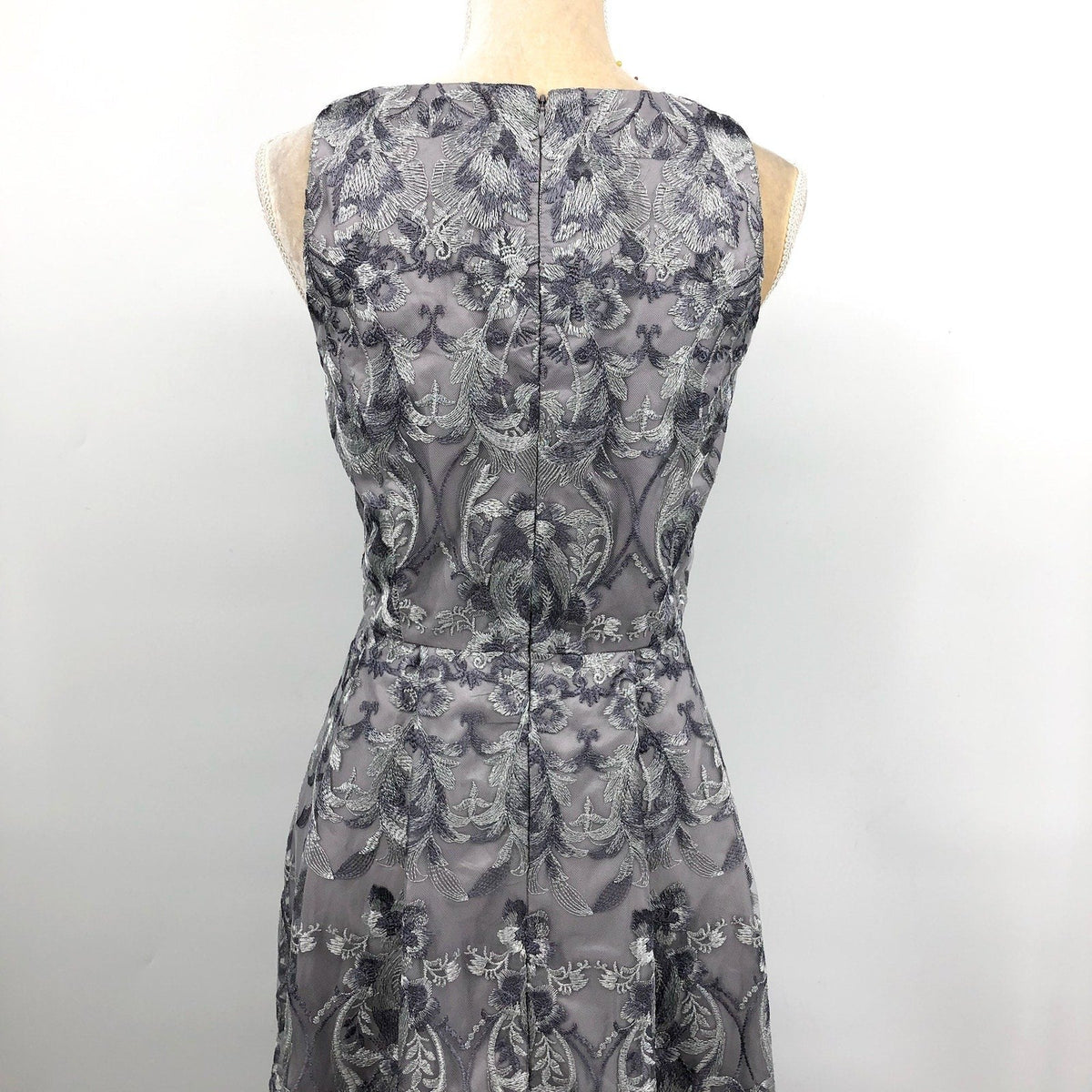 ALEX EVENINGS Embroidered Sleeveless Formal Gown Size 6 Pewter Silver NWOT