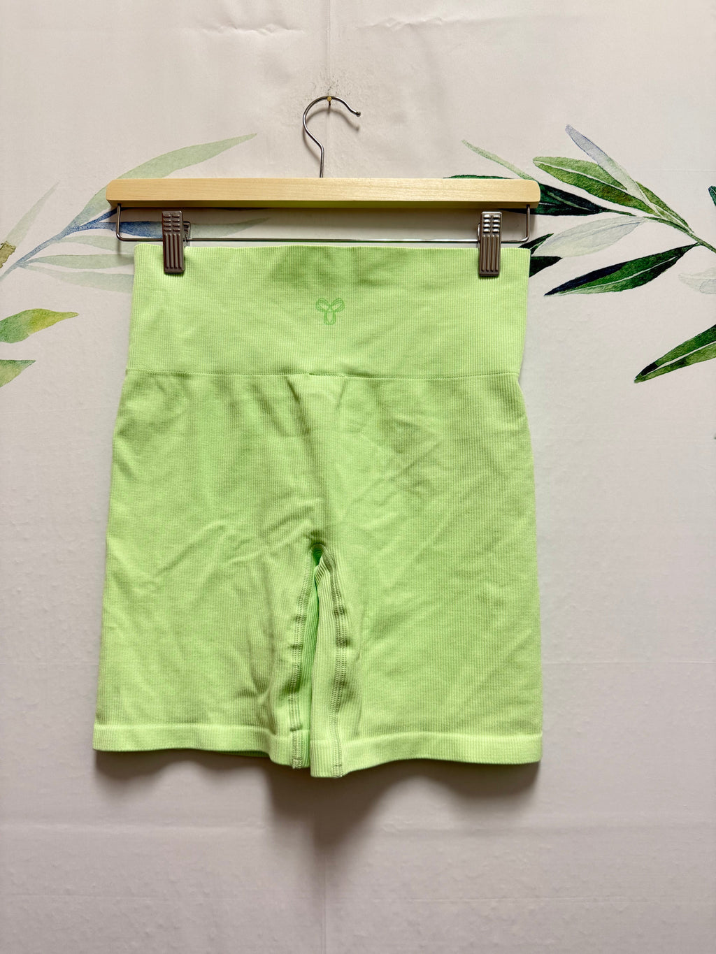 Aritzia TNA BodyGrip HR Short 7” (L)