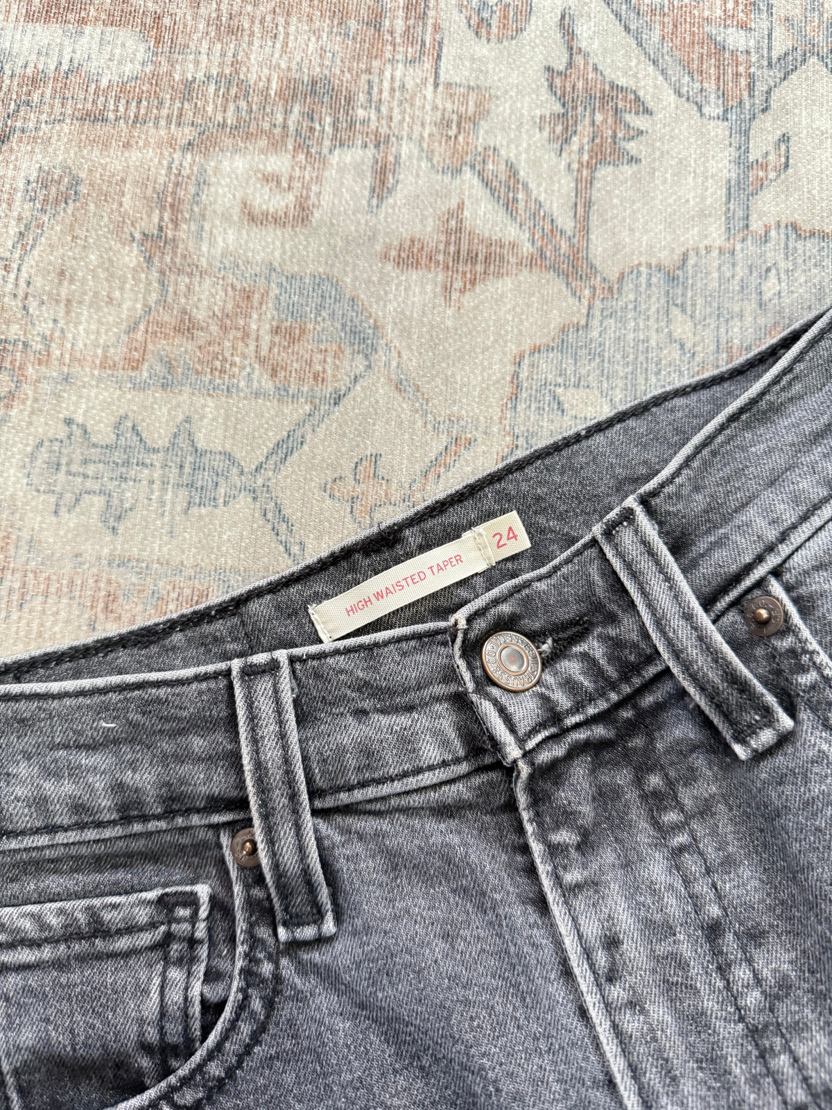 Levi’s Taper HR Jeans (24x27)