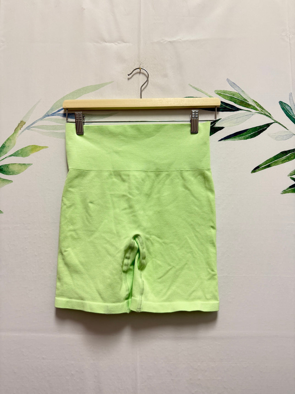 Aritzia TNA BodyGrip HR Short 7” (L)